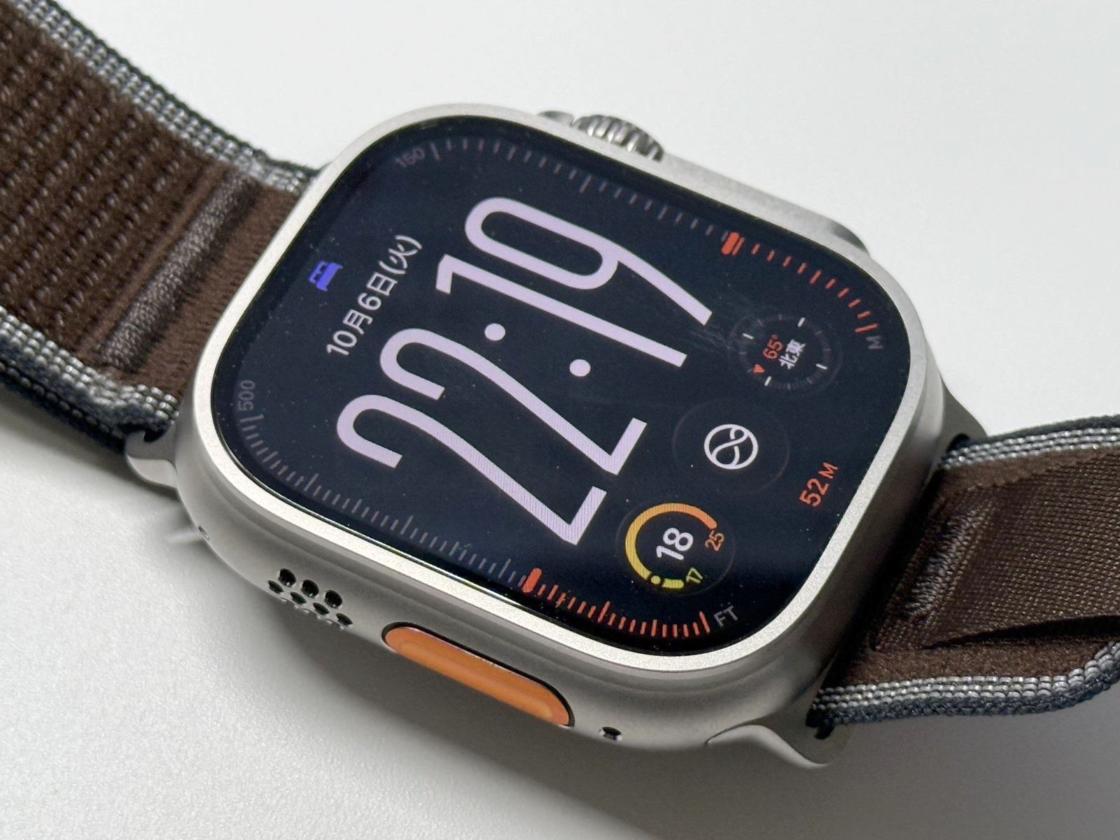 文字盤を表示したApple Watch Ultra 4と茶系の布製バンド