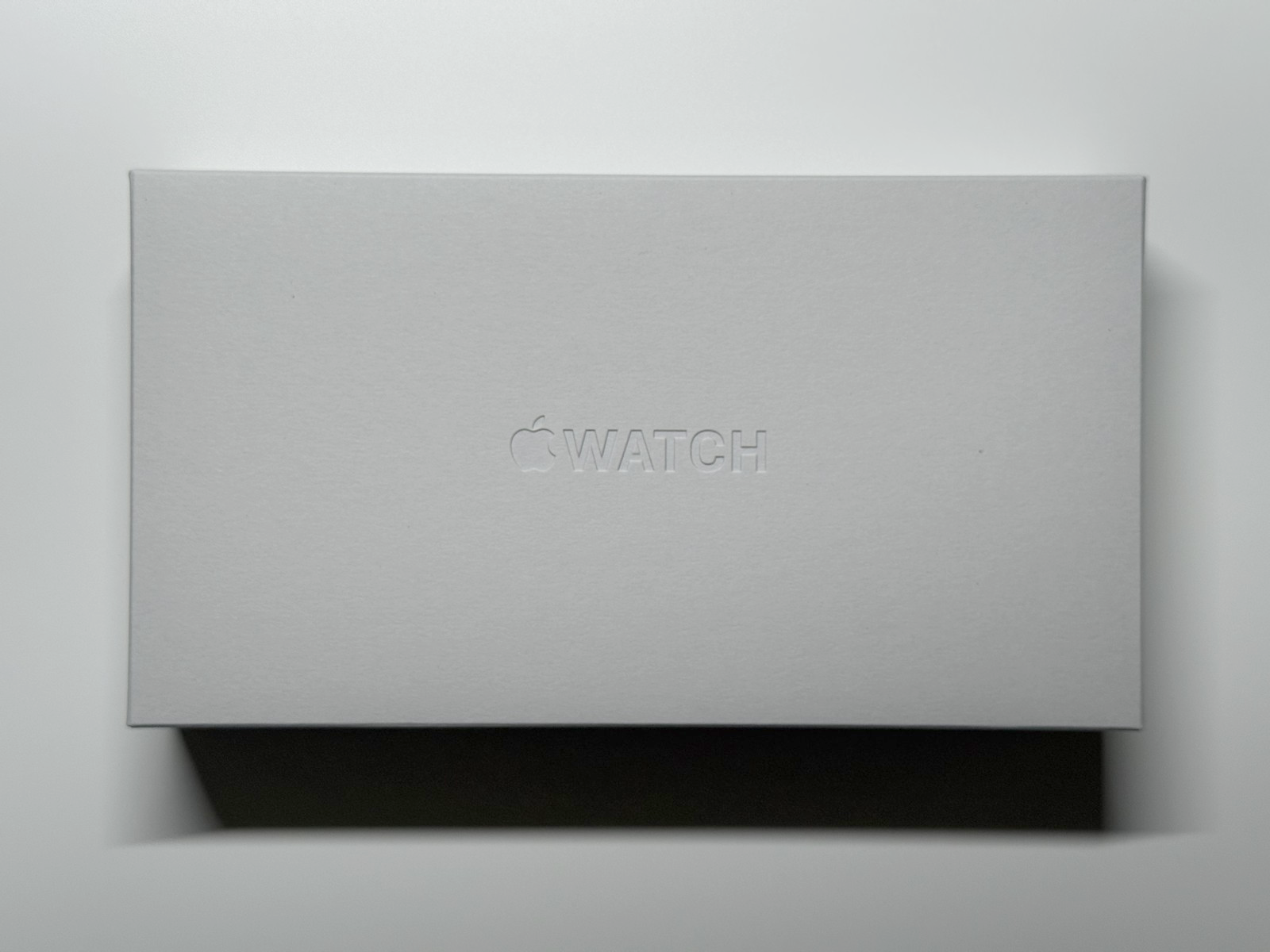 Apple Watchのロゴが入った白い外箱