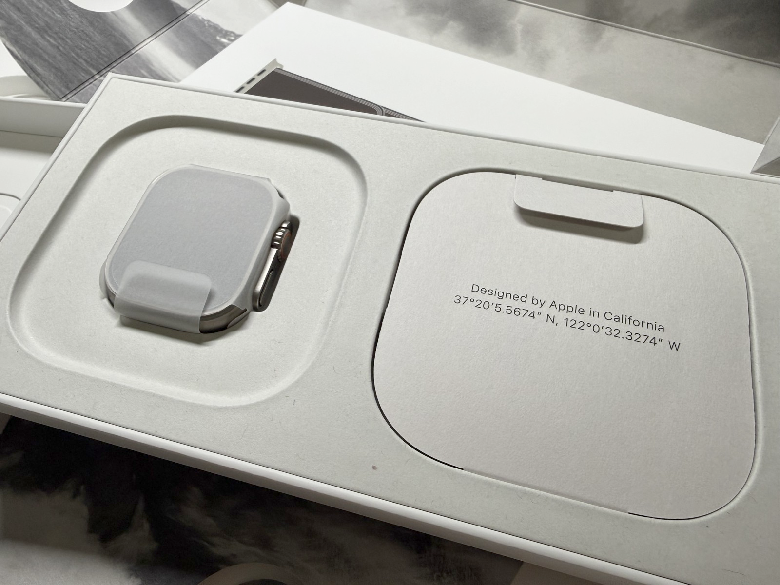 箱のトレーに収められたApple Watch Ultra 4本体と付属品の収納部分