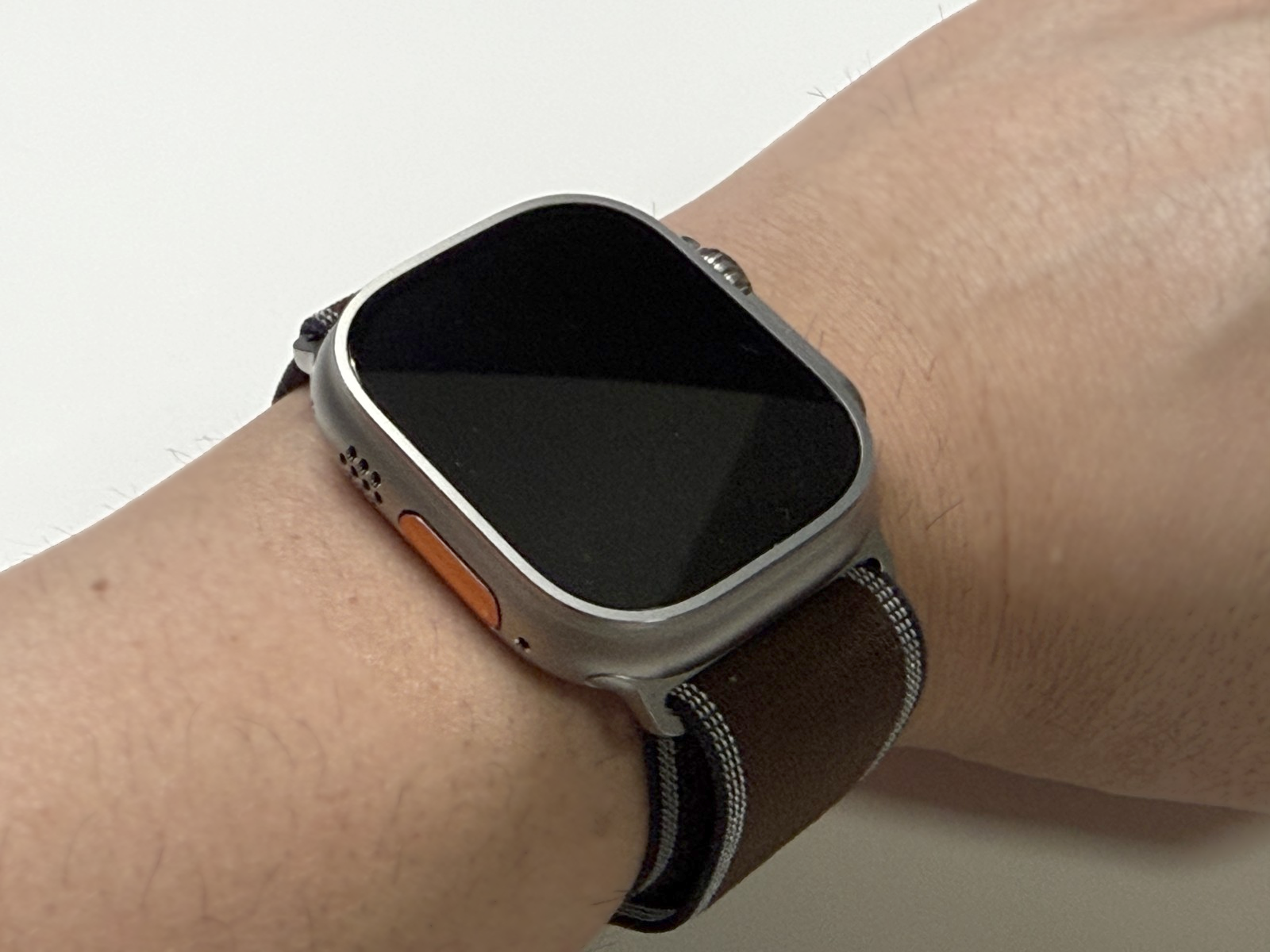 手首に装着したApple Watch Ultra 4の前面とバンド