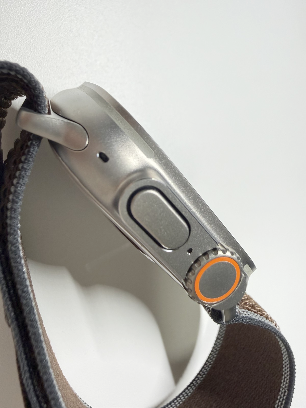 Apple Watch Ultra 4のDigital Crownとサイドボタンを横から見た外観